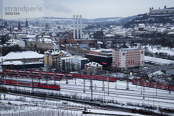 Deutschland  Würzburg  Stadtbild mit Zügen im Winter