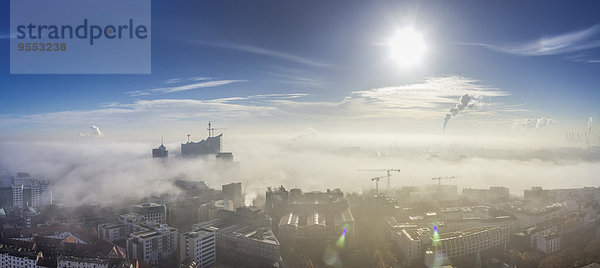 Deutschland  Hamburg  Elbphilharmonie und Hafen im dichten Nebel