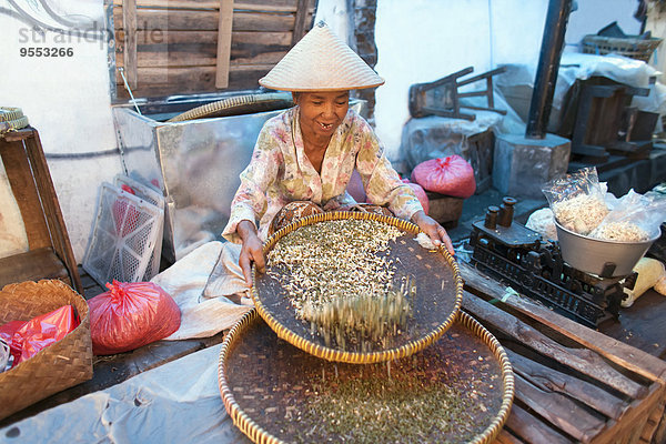 Indonesien  Java  Frau  die auf dem Markt arbeitet