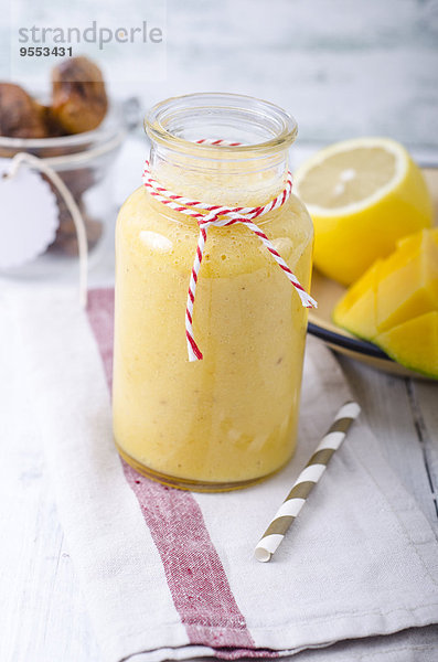 Mango-Smoothie in Glasflasche