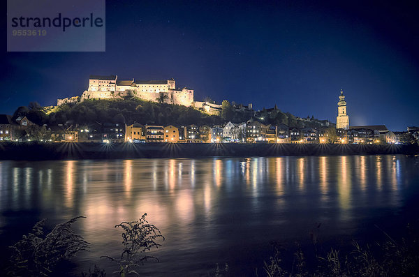 Deutschland  Bayern  Burghausen  Blick auf die Altstadt mit Schlossanlage an der Salzach bei Nacht