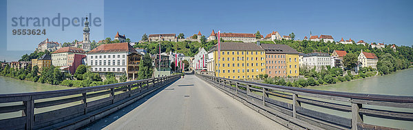 Deutschland  Bayern  Burghausen  Altstadt mit Burganlage und Alter Brücke über die Salzach  Panorama