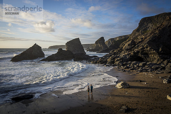 UK  England  Cornwall  Bedruthan Steps  zwei Jungen am Meer