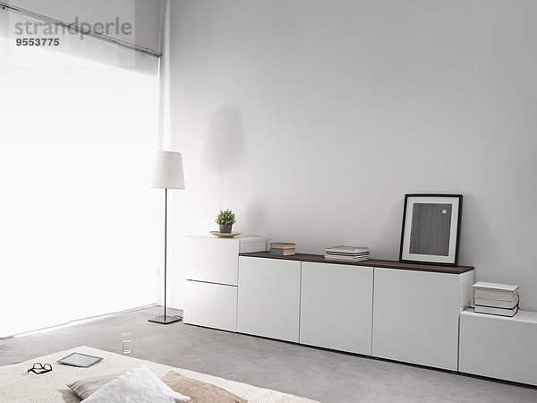 Weißes Sidebord in einem modernen Wohnzimmer