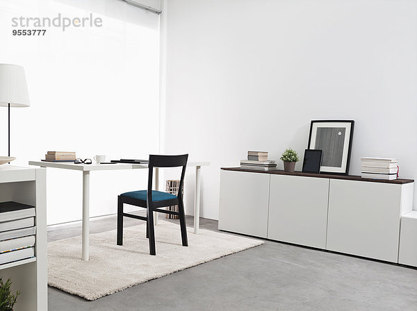 Modernes Wohnzimmer mit Sidebord und Schreibtisch