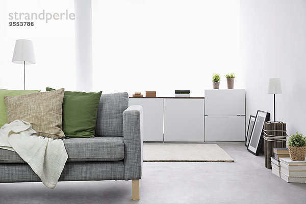 Modernes Wohnzimmer mit Couch und Sideboard