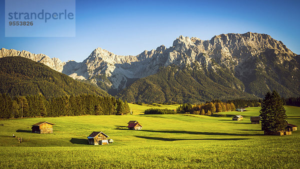 Deutschland  Bayern  Krun  Scheune auf Wiese  Karwendelgebirge im Hintergrund