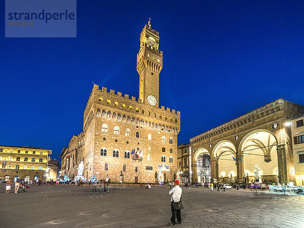 Italien  Toskana  Florenz  Piazza della Signoria  Palazzo Vecchio und Loggia dei Lanzi im Abendlicht