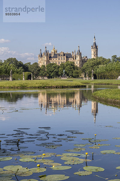 Deutschland  Mecklenburg-Vorpommern  Schwerin  Schloss mit Garten