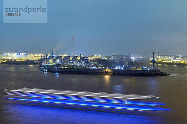 Deutschland  Hamburg  Hafen bei Nacht mit vorbeifahrendem Schiff