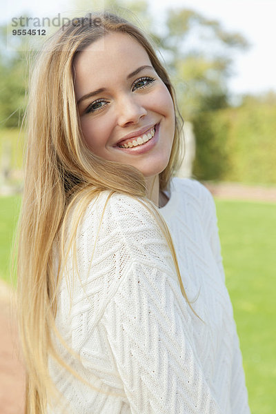 Porträt eines lächelnden blonden Teenagermädchens