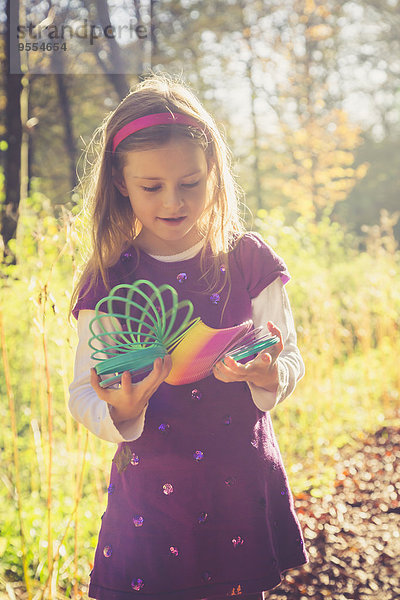 Kleines Mädchen mit Spirale in prismatischen Farben