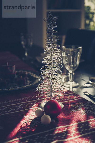 Weihnachtsdekoration auf gedeckten Tisch