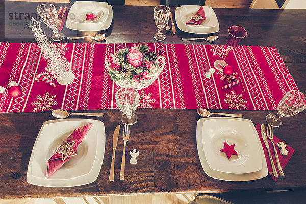 Gedeckter Esstisch mit Weihnachtsdekoration