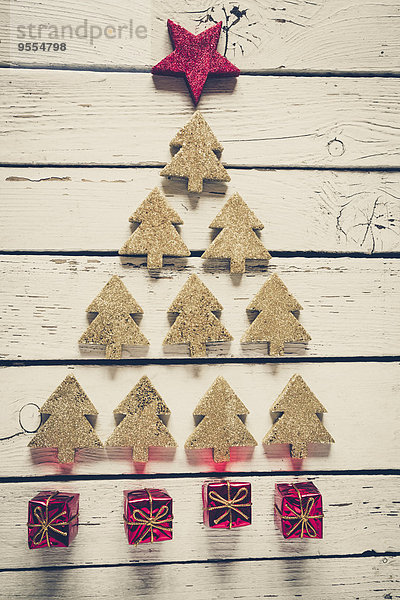 Weihnachtsbaum aus Tannenbäumen und kleinen roten Weihnachtsgeschenkboxen
