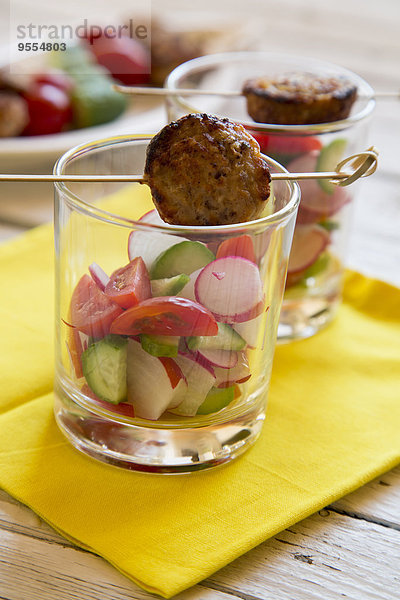 Salat im Glas und Fleischklößchen am Spieß