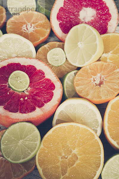 Geschnittene Zitrusfrüchte  Orange  Zitrone  Grapefruit