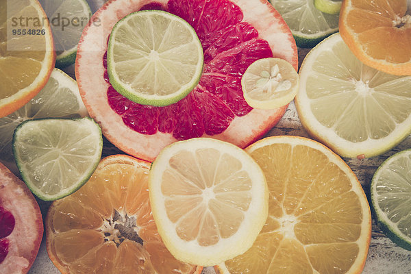 Geschnittene Zitrusfrüchte  Orange  Zitrone  Grapefruit