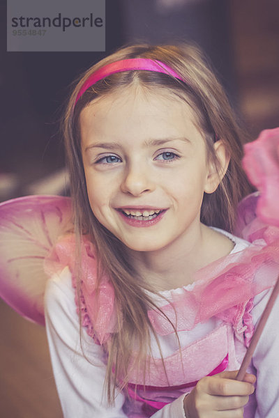Porträt eines lächelnden kleinen Mädchens als Fee verkleidet