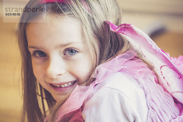 Porträt eines lächelnden kleinen Mädchens als Fee verkleidet