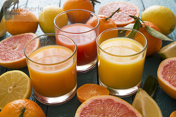 Gläser Orangensaft  Grapefruitsaft und Multivitaminsaft