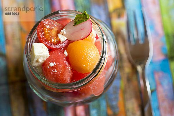 Melonensalat mit Feta  Tomaten und Radieschen im Glas