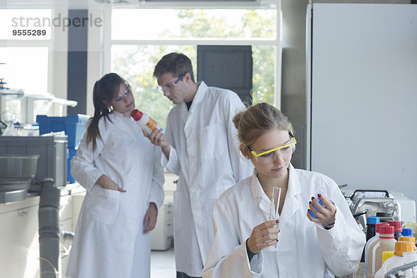 Drei Chemiker  die in einem chemischen Labor arbeiten