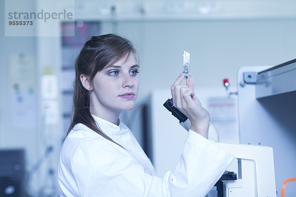 Porträt einer jungen Naturwissenschaftlerin im Labor für Mikrobiologie