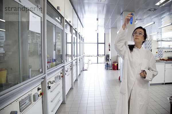 Junge Wissenschaftlerin in einem biochemischen Laboratorium