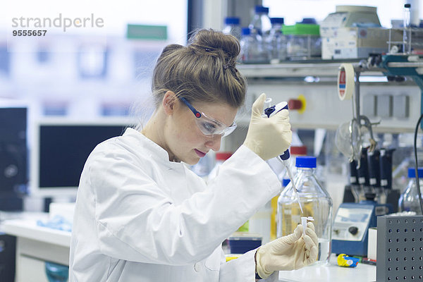 Biologe im Labor mit Pipette