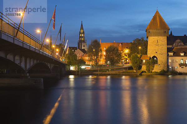 Deutschland  Baden-Württemberg  Konstanz  Rheinbrücke  Rheintorturm und Münster bei Nacht