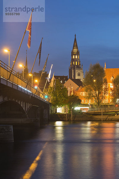 Deutschland  Baden-Württemberg  Konstanz  Rheinbrücke und Münster bei Nacht