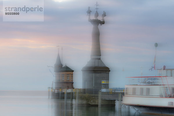 Deutschland  Baden-Württemberg  Bodensee  Konstanz  Doppelbelichtung der Imperia-Statue im Hafen bei Tagesanbruch