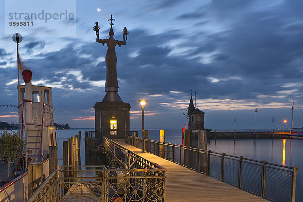 Deutschland  Baden-Württemberg  Bodensee  Konstanz  Imperia-Statue im Hafen bei Tagesanbruch