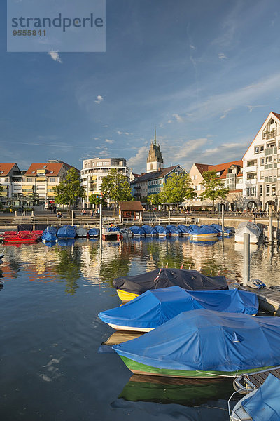 Deutschland  Baden-Württemberg  Bodensee  Friedrichshafen  überdachte Boote am Steg