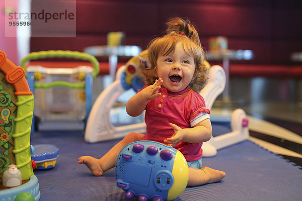 Baby Mädchen spielt mit Spielzeug in einem Spielzimmer des Kreuzfahrtschiffes
