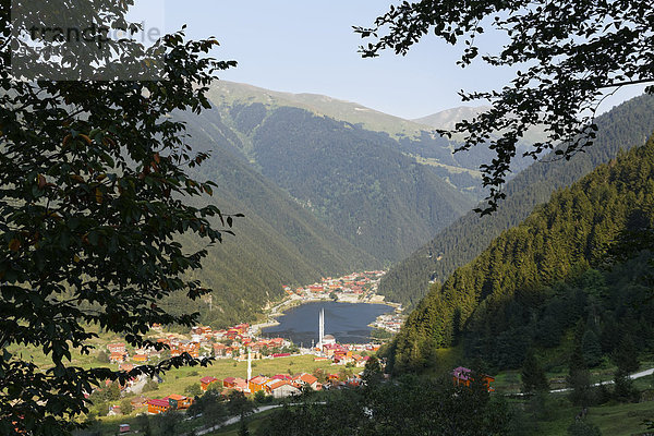 Türkei  Schwarzmeerregion  Dorf und See Uzungoel