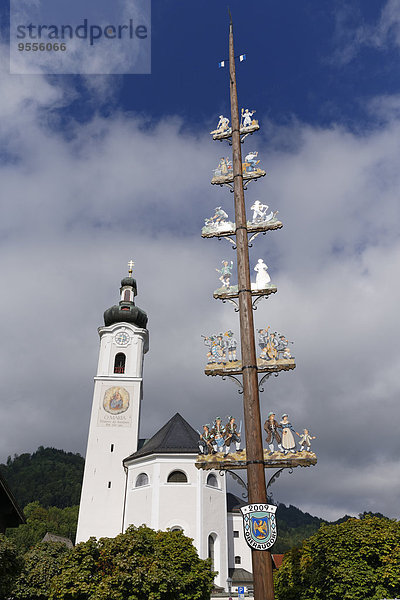 Deutschland  Bayern  Oberbayern  Inntal  Oberaudorf  Maibaum und Pfarrkirche