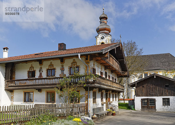 Deutschland  Bayern  Berbling  Kirche und Bauernhaus mit Wandmalerei