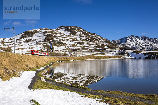 Schweiz  Kanton Uri  Oberalpsee und Glacier Express