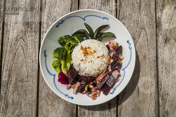 Reisgericht mit Gemüse und Kräutern