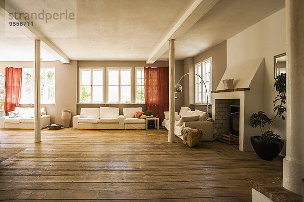 Geräumiges Wohnzimmer mit Holzboden