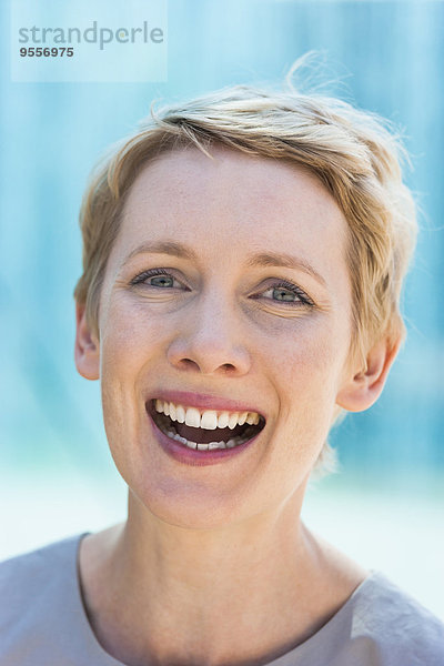 Porträt der lachenden blonden Frau