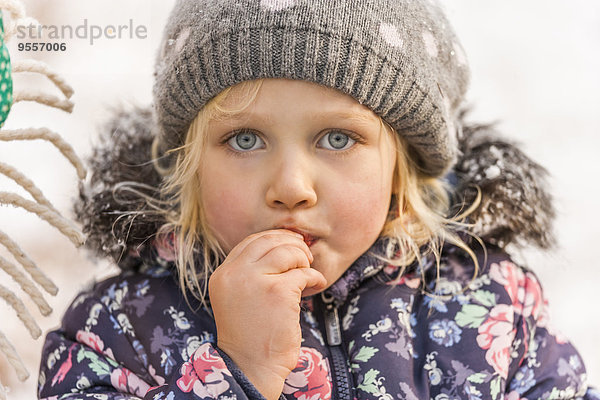 Portrait des kleinen Mädchens mit Wollmütze und Winterjacke