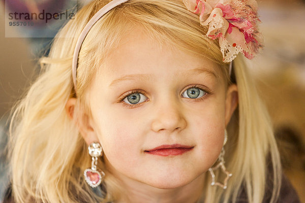 Porträt eines blonden Mädchens mit blauen Augen