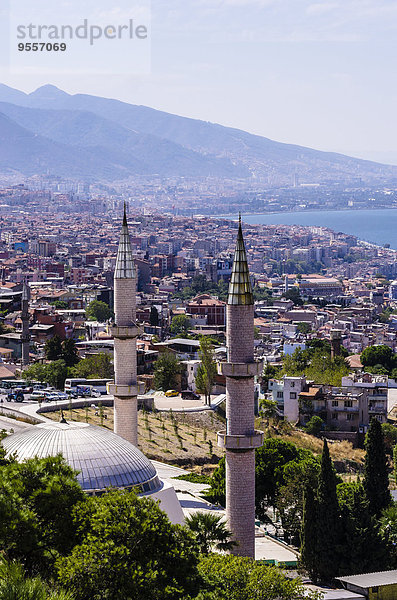 Türkei  Izmir  Ägäisregion  Stadtbild  Moschee im Vordergrund