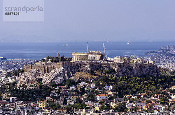 Griechenland  Athen  Stadtbild vom Berg Lycabettus mit Akropolis
