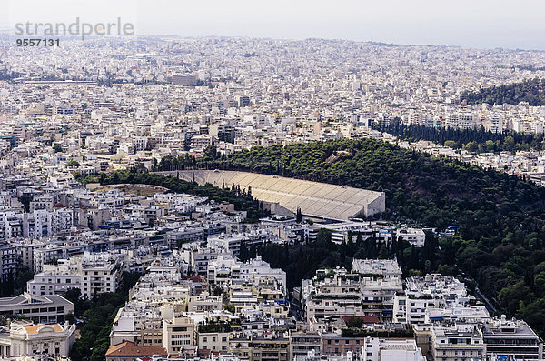 Griechenland  Athen  Stadtbild vom Berg Lycabettus mit Panathinaikos-Stadion