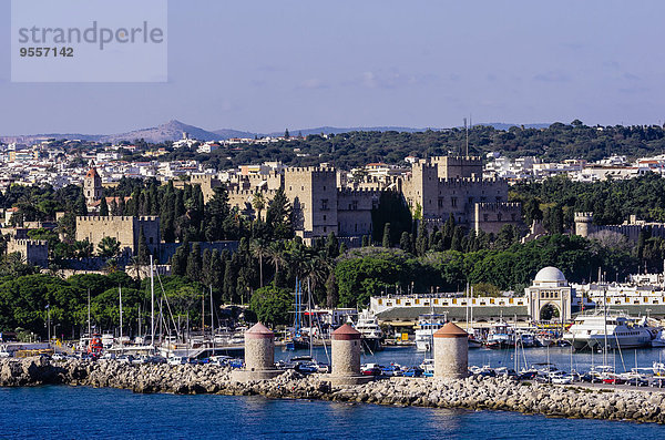 Griechenland  Ägäische Inseln  Rhodos  Blick auf Hafeneinfahrt und Palast des Großmeisters