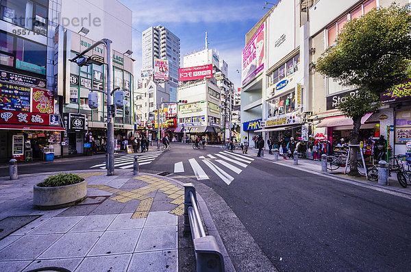 Japan  Osaka  Geschäfte und Straße im Shinsaibashi Bezirk